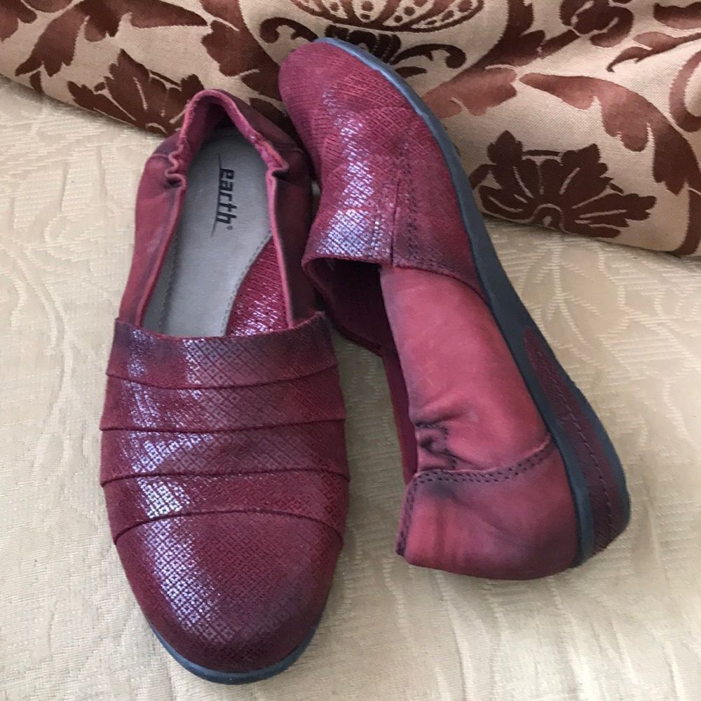Earth Women’s leather flats loafers 6.5 burgundy